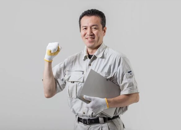 ポーズを決める作業服の男性_R